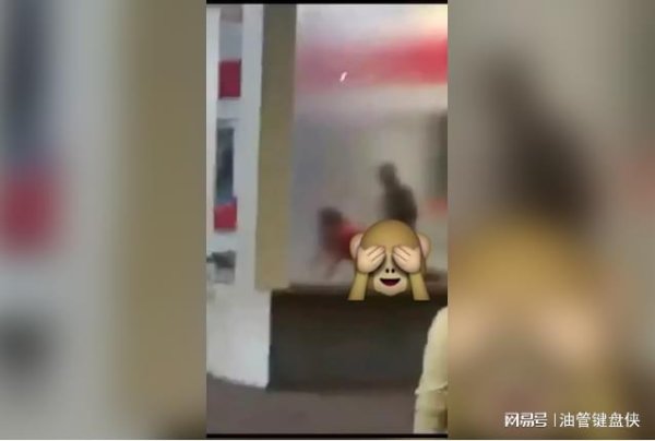 正好配资 银行男女上演“活春宫”，还换各种姿势，路人都忍不住了……