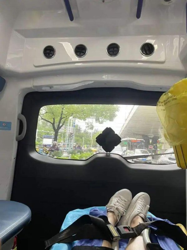 鼎盛配资 堪比滑梯！上海一地铁进站口屡遭投诉，雨天瓷砖像抹了油，有人一下滑到楼梯底部受伤…站长回应